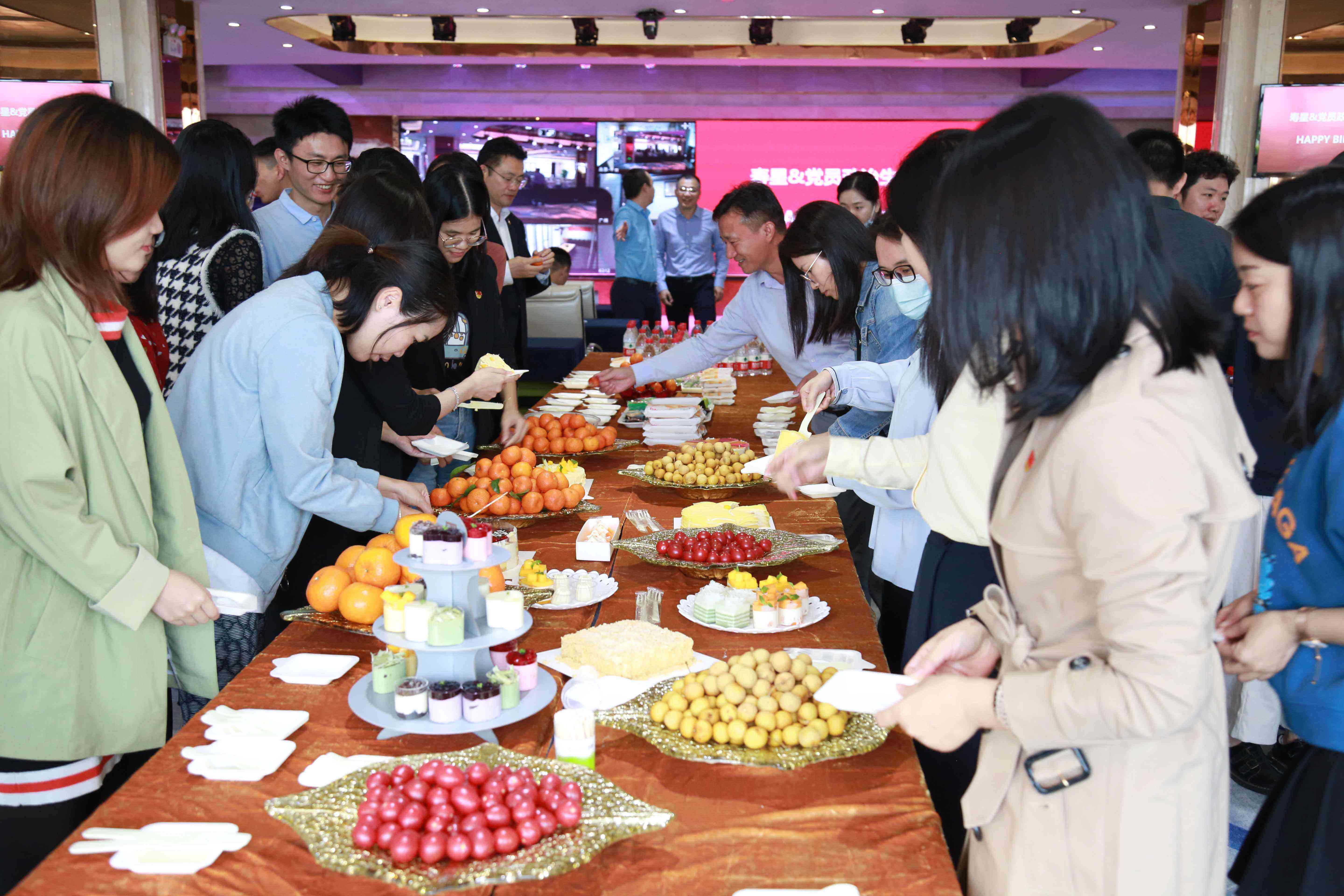 企业党建与文化相融合，点亮员工生日会